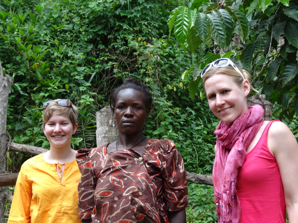 Jill und Johanna mit der Vice Chair Person Getrud vom Wasserkomittee bei Kawanda